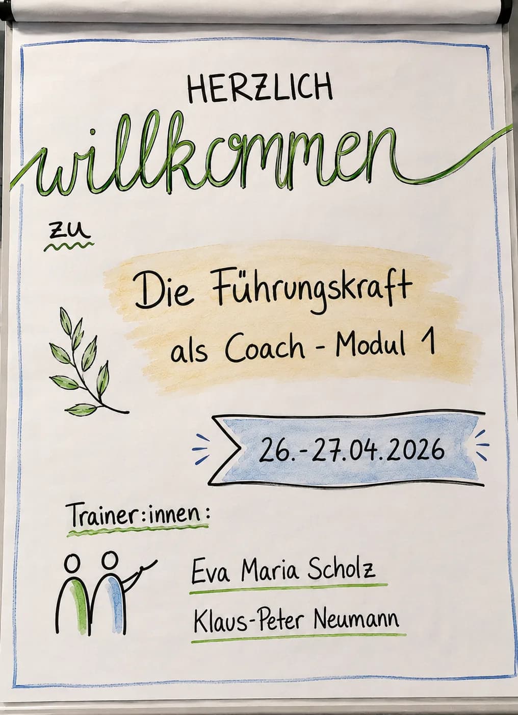 Flipchart mit der Aufschrift „Herzlich willkommen zu Die Führungskraft als Coach – Modul 1“ und den Namen der Trainer:innen